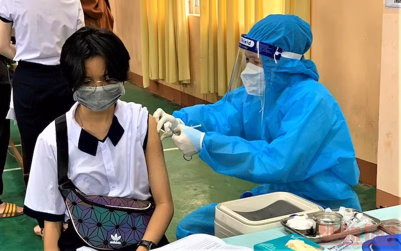 Ngành y tế tỉnh Đắk Lắk tiêm vaccine phòng Covid-19 cho các em học sinh từ 15 đến 17 tuổi.