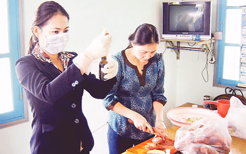 Cơ quan chức năng lấy mẫu kiểm nghiệm chất lượng khoai tây nhập về TP Đà Lạt (Lâm Đồng).