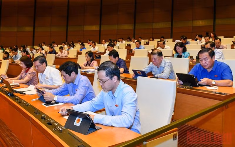 Các đại biểu Quốc hội tham gia thảo luận về dự án Luật Kinh doanh bảo hiểm (sửa đổi) tại hội trường, chiều 27/5. (Ảnh: THỦY NGUYÊN)