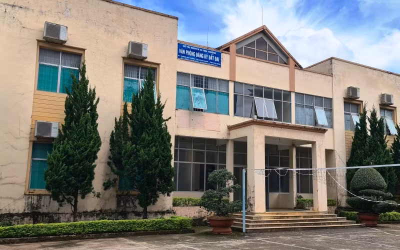 Văn phòng Đăng ký Đất đai, Sở Tài nguyên và Môi trường tỉnh Đắk Nông, đơn vị ký hợp đồng và quản lý bị can Phạm Hồng Thái.