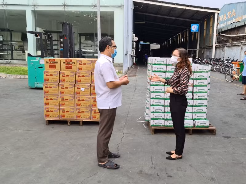 Hàng hóa thiết yếu được Công đoàn các khu chế xuất - công nghiệp TP Hồ Chí Minh chuyển cho hơn 700 công nhân CTCP thiết bị nhà bếp Vina đang bị cách ly. 