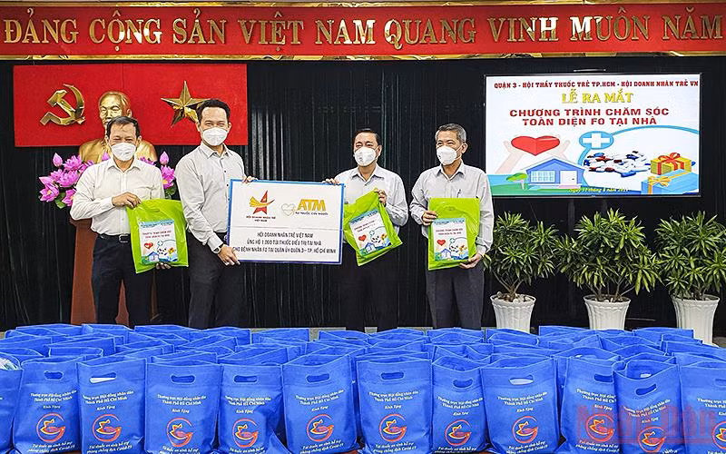 Chủ tịch Hội Doanh nhân trẻ Việt Nam Đặng Hồng Anh (thứ 2 từ trái sang trong ảnh) trao 1.000 “Túi thuốc cứu người” tặng Quận ủy quận 3 (TP Hồ Chí Minh).