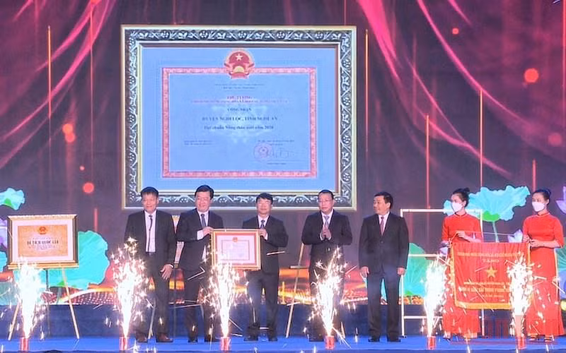 Thừa ủy quyền của Thủ tướng Chính phủ, lãnh đạo tỉnh Nghệ An trao bằng công nhận huyện Nghi Lộc đạt chuẩn nông thôn mới. 