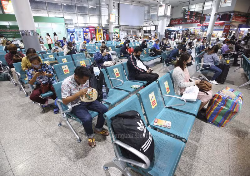 Hành khách thực hiện giãn cách xã hội khi chờ xe ở bến xe Mo Chi, Bangkok. (Ảnh: Bưu điện Bangkok)