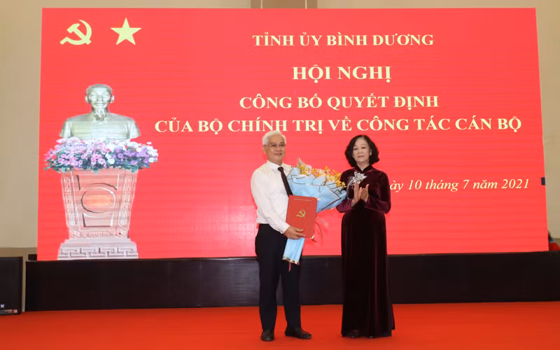Đồng chí Trương Thị Mai trao quyết định và chúc mừng đồng chí Nguyễn Văn Lợi nhận chức vụ Bí thư Tỉnh ủy Bình Dương.