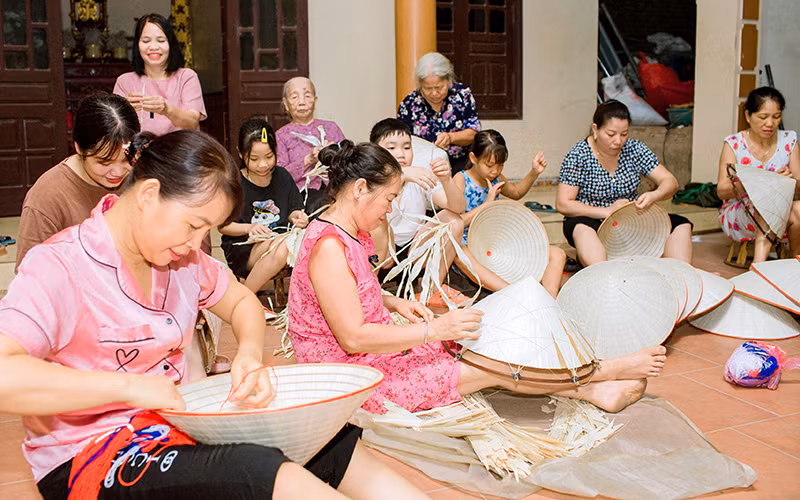 Một cơ sở hộ gia đình làm nón tại Sai Nga.