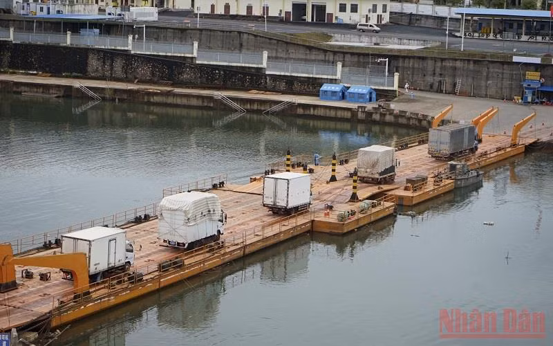 Hàng hoá thông quan qua lối mở Cầu phao Km3+4 Hải Yên, Móng Cái sáng ngày 3/2/2022.