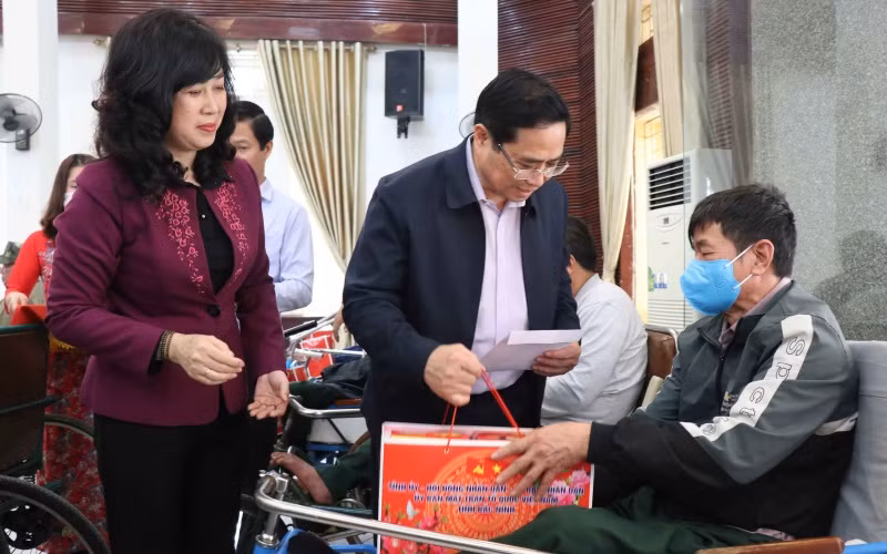 Đồng chí Phạm Minh Chính thăm, tặng quà Trung tâm Điều dưỡng thương binh Thuận Thành.