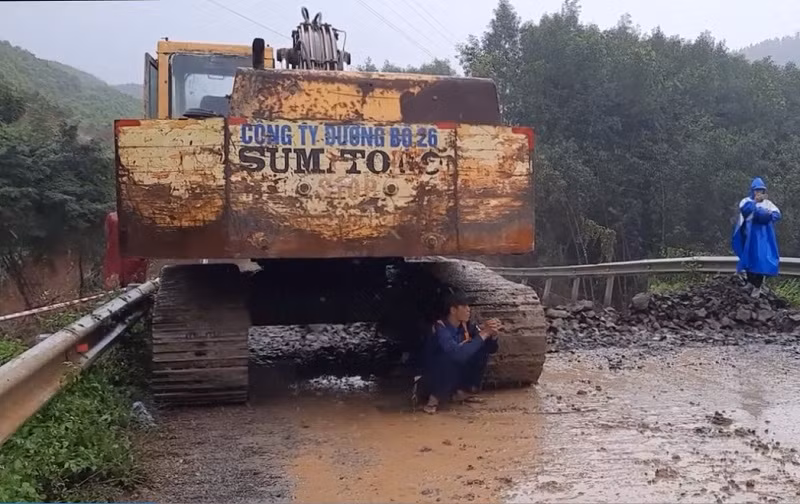 Nỗ lực khắc phục hậu quả mưa lũ, sạt lở, sụt lún đất ở Đắk Lắk -0