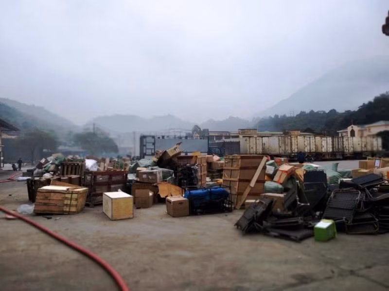 Cháy kho hàng ở cửa khẩu Bắc Phong Sinh -0