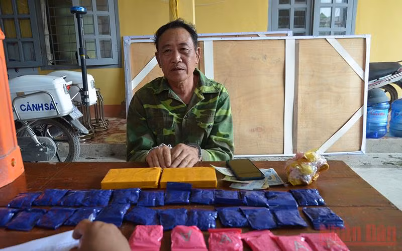 Đối tượng Tòng Văn Hoa cùng tang vật khi bị bắt giữ.