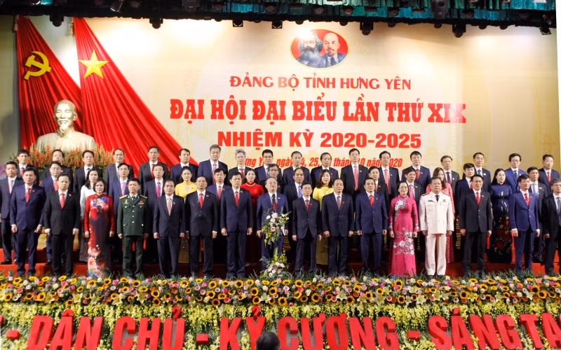 Ban Chấp hành Đảng bộ tỉnh Hưng Yên khóa XIX, nhiệm kỳ 2020-2025 ra mắt Đại hội.