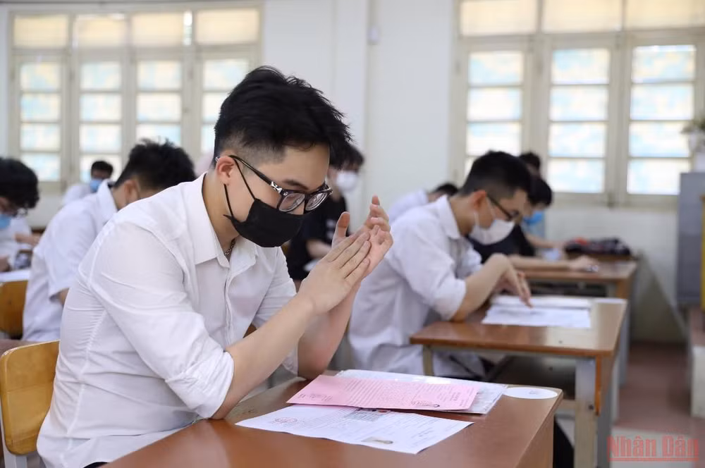 Học sinh theo học hệ song bằng đang rất hoang mang ngay trước thềm kỳ thi chuyển cấp. (Ảnh: SƠN BÁCH)