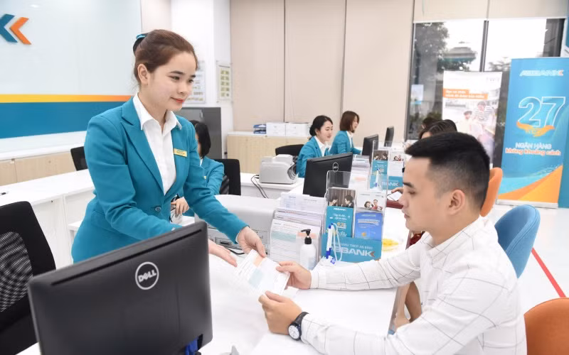 Khách hàng giao dịch tại chi nhánh ngân hàng ABBANK.