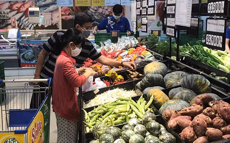 Người dân mua rau, củ, quả, rau xanh tại siêu thị Co.opmart Quang Trung (quận Gò Vấp) sáng 15-2.