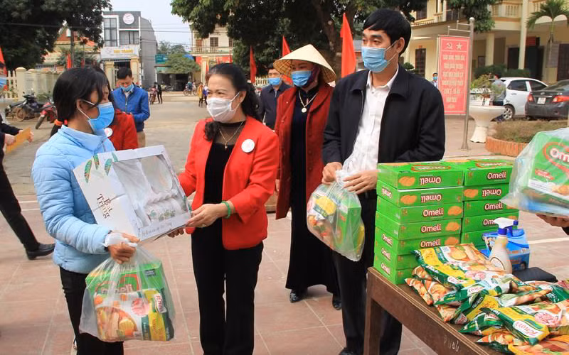 Trao quà tặng người dân có hoàn cảnh khó khăn trong Chương trình “Chợ Tết nhân đạo” năm 2021 tại tỉnh Thanh Hóa.