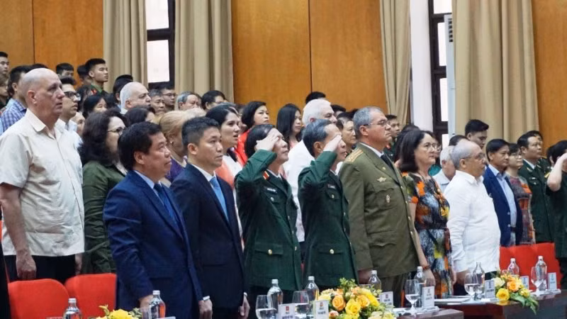 Các đại biểu tham dự Kỷ niệm 60 năm chiến thắng Hiron của nhân dân Cuba.