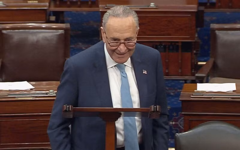 Lãnh đạo phe đa số tại Thượng viện Chuck Schumer thông báo đạt được thỏa thuận nâng trần nợ công. (Ảnh: ABC News)