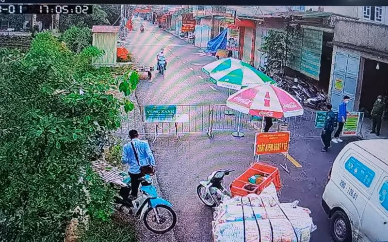Quan sát camera từ máy chủ đặt tại trụ sở Công an xã. 