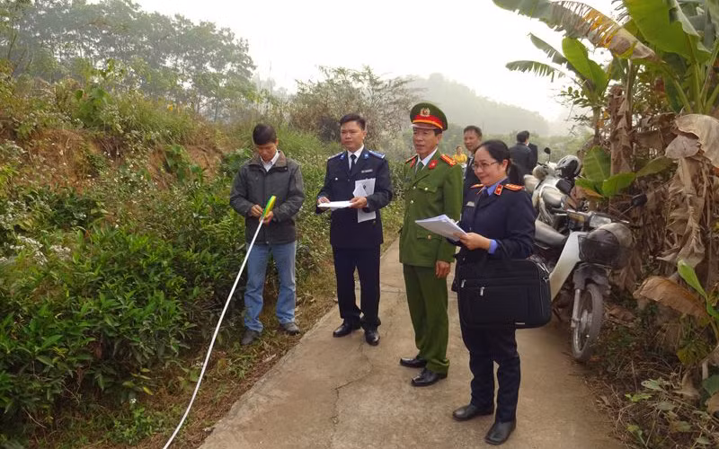 Cán bộ thi hành án dân sự tỉnh Thái Nguyên phối hợp đơn vị chức năng kiểm tra thực tế vụ việc tại địa phương.