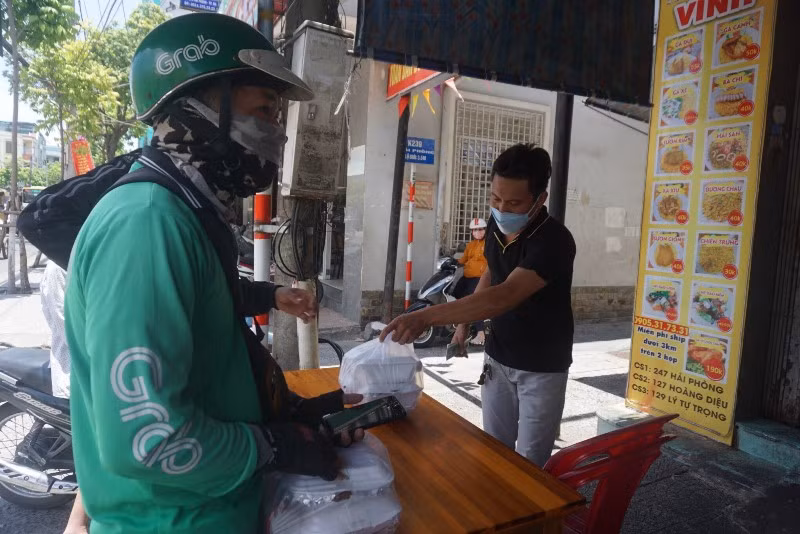 Hàng loạt hàng quán tại Đà Nẵng treo bảng chỉ bán mang về -0