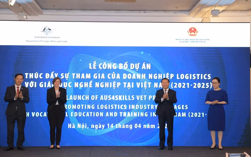 Ông Lê Tấn Dũng, Thứ trưởng LĐTBXH; bà Bridget Collier, Quyền Phó Đại sứ Australia tại Việt Nam; ông Trương Anh Dũng, Tổng cục trưởng Tổng cục GDNN; bà Trần Thị Lan Anh, Tổng Thư ký Liên đoàn Thương mại và Công nghiệp Việt Nam, công bố dự án.