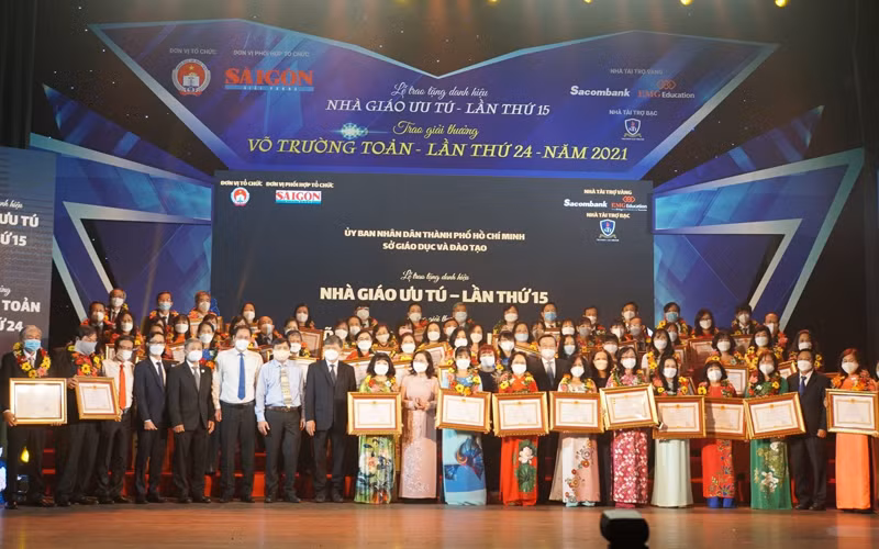 Các thầy, cô giáo nhận giải thưởng Võ Trường Toản.