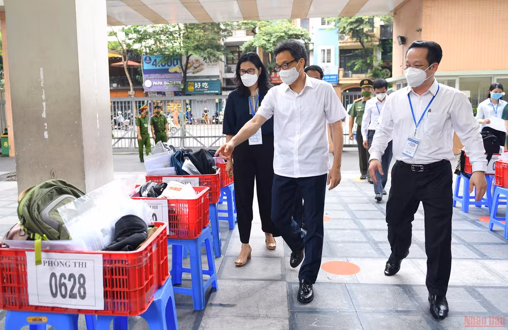 Phó Thủ tướng Vũ Đức Đam kiểm tra Kỳ thi tốt nghiệp THPT năm 2022 tại Hà Nội -0