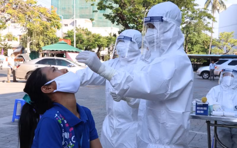 CDC Phú Yên đang triển khai thực hiện test nhanh SARS-CoV-2 đối với những người buôn bán tại các chợ truyền thống và hệ thống các siêu thị.