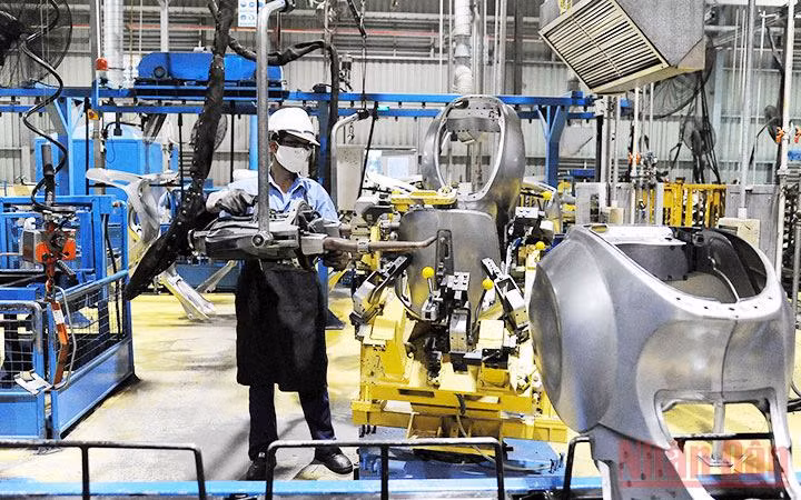 Sản xuất và lắp ráp xe máy tại Công ty TNHH Piaggio Việt Nam (Khu công nghiệp Bình Xuyên, tỉnh Vĩnh Phúc). (Ảnh: LÂM THANH)