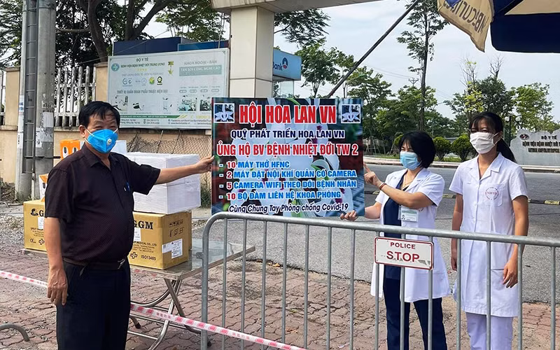 GS, TSKH Trần Duy Quý đại diện hội trao tặng quà tài trợ cho đại diện BV Bệnh Nhiệt đới Trung ương.