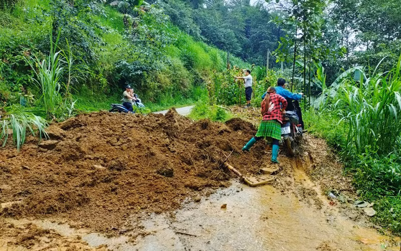 Sạt lở đất gây ách tắc giao thông ở huyện Si Ma Cai (Lào Cai).