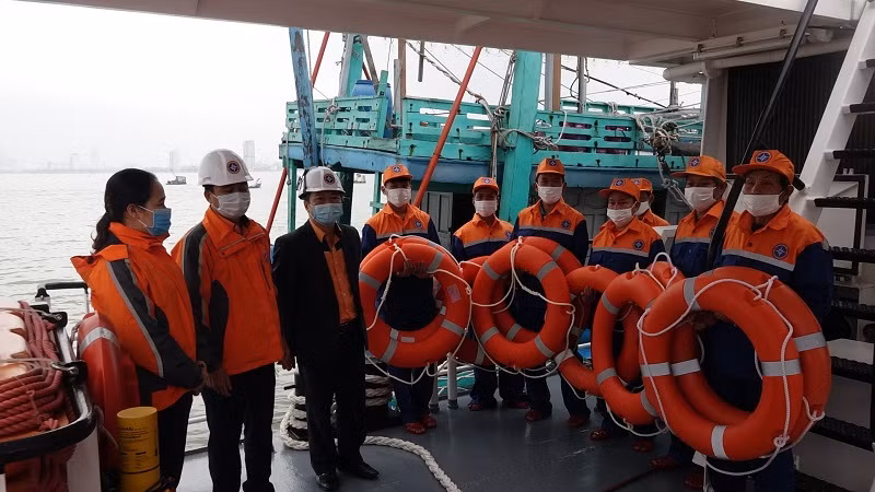 Cứu nạn bảy thuyền viên trên tàu bị hỏng máy trong điều kiện thời tiết khắc nghiệt -0