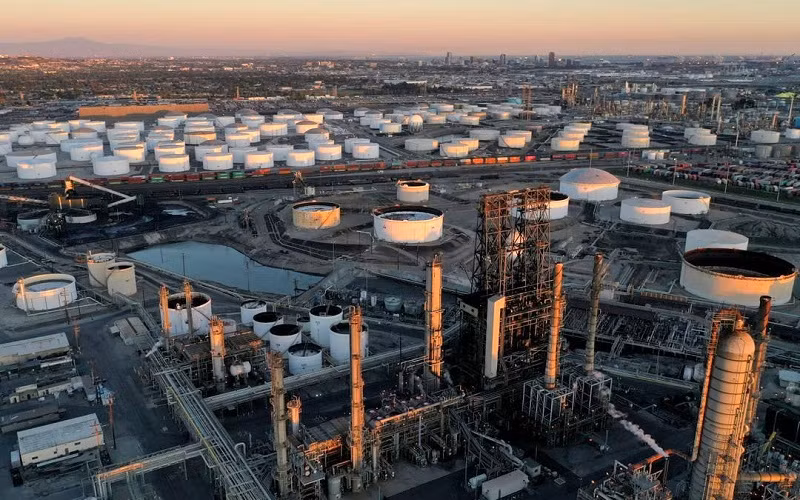 Quang cảnh nhà máy lọc dầu Los Angeles của Công ty Phillips 66 (phía trước) và các bồn chứa dầu mỏ tinh chế tại cảng Kinder Morgan Carson (phía sau) ở Carson, California, Mỹ. (Ảnh: REUTERS)