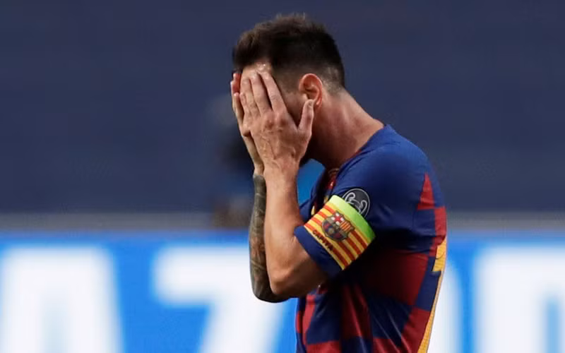 Lionel Messi ôm mặt thất vọng trong thất bại lịch sử của Barca. 