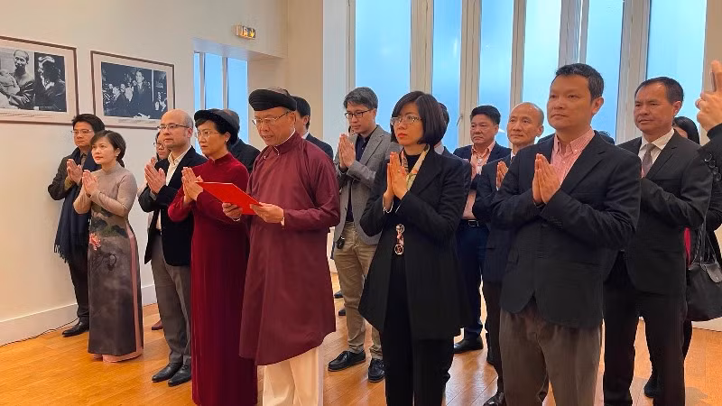 Đại sứ Đinh Toàn Thắng đọc chúc văn tưởng nhớ về Tổ tông, các Vua Hùng đã khơi mạch nguồn dân tộc.