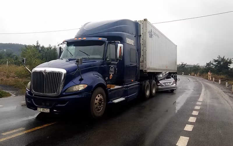 Hiện trường vụ tai nạn do Lê Huy Hoàng dùng giấy phép lái xe giả để lái xe gây tai nạn khiến hai người chết tại chỗ. 