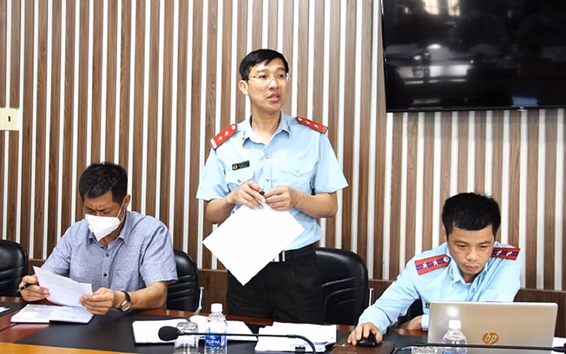 Đại diện Đoàn Thanh tra Bộ Lao động-Thương binh và Xã hội công bố các quyết định thanh tra và thông qua nội dung thanh tra công tác hỗ trợ người dân, doanh nghiệp bị ảnh hưởng bởi dịch Covid-19 trên địa bàn tỉnh Đắk Lắk.