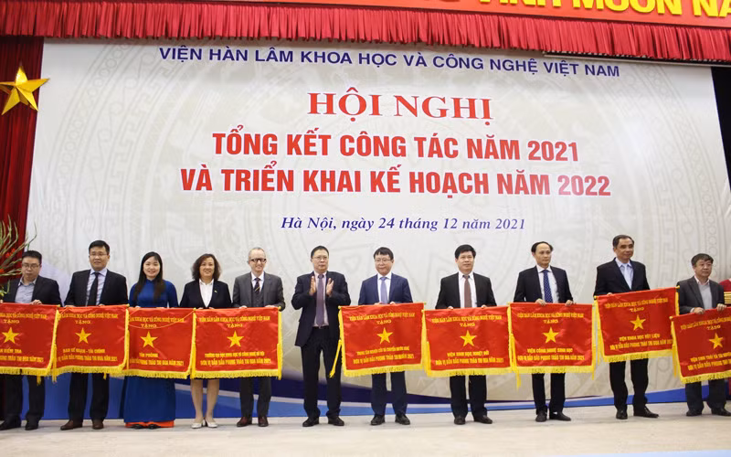Chủ tịch Viện Hàn lâm Khoa học và Công nghệ Việt Nam tặng cờ thi đua cho các đơn vị có thành tích dẫn đầu năm 2021.