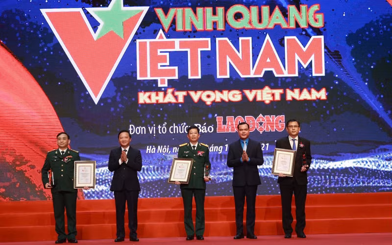 Phó Chủ tịch Quốc hội Nguyễn Khắc Định và Chủ tịch Tổng Liên đoàn lao động Việt Nam Nguyễn Đình Khang trao biểu trưng “Vinh quang Việt Nam” tặng các tập thể được vinh danh.