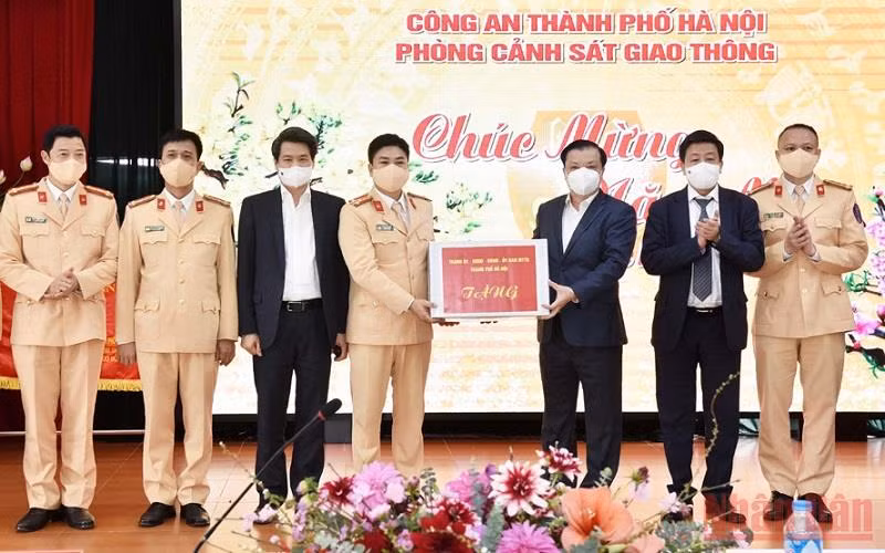 Đồng chí Đinh Tiến Dũng tặng quà cho lực lượng Cảnh sát giao thông Thủ đô.
