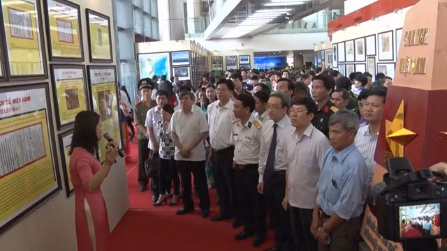 Công chúng đến với triển lãm.