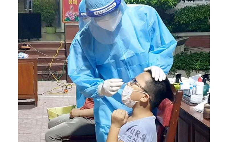 Yêu cầu người bị ho, sốt, khó thở đến trạm y tế xét nghiệm miễn phí.