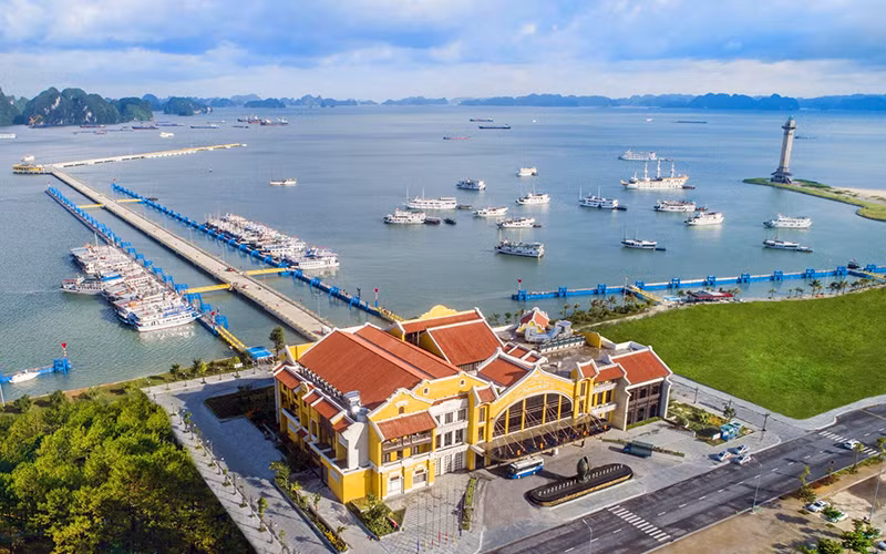 Cảng tàu khách quốc tế Hạ Long. 