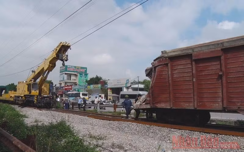 Các lực lượng chức năng khẩn trương khắc phục sự cố hai toa tàu bị lật do tàu bị trật bánh.