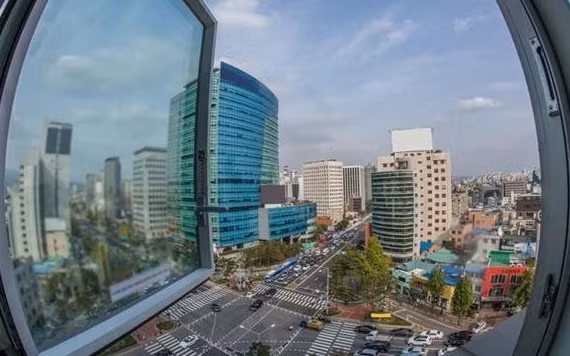 Một hệ thống các loa hướng ra ngoài phát ra âm thanh cùng tần số giúp loại bỏ tiếng ồn giao thông. Ảnh: Alamy.