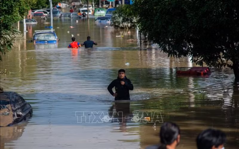 Cảnh ngập lụt tại bang Selangor, Malaysia ngày 20/12/2021. (Ảnh: THX/TTXVN).