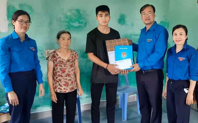 Lãnh đạo Tỉnh đoàn Thái Bình trao quà hỗ trợ cho học sinh Đặng Văn Hưởng, lớp 12 trường Trung học phổ thông Bắc Kiến Xương mồ côi cả cha lẫn mẹ.