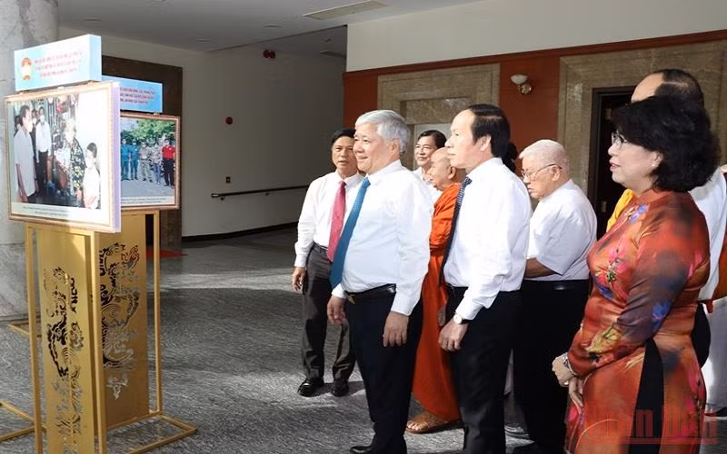 Các đại biểu xem triển lãm những thành tựu nổi bật từ đầu nhiệm kỳ đến nay của Mặt trận Tổ quốc Việt Nam Thành phố Hồ Chí Minh. (Ảnh: Q.Đ.)