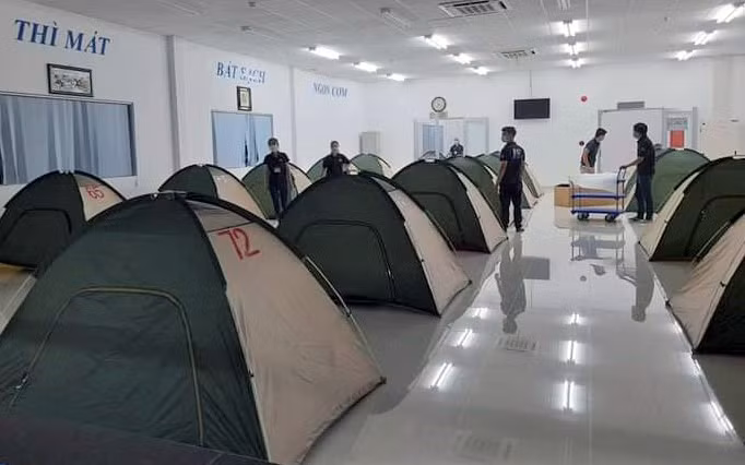 Công ty TNHH Daikan Việt Nam, KCN Amata (Ðồng Nai) dựng lều ngủ cho công nhân ở lại nhà máy. Ảnh: THIÊN VƯƠNG